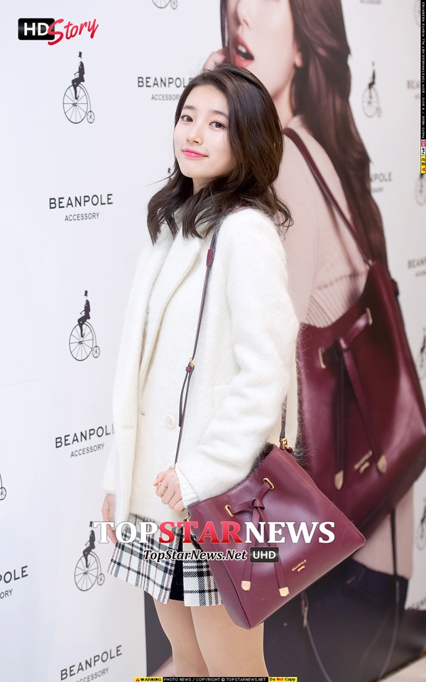 Hai nữ thần xinh đẹp còn chạm mặt trong chiếc áo khoác xù sang chảnh. Bạn gái Lee Min Ho chọn váy xòe sọc nhẹ nhàng và túi xách xinh xắn nổi bật để phối cùng trang phục.