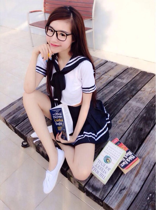 Elly Trần diện đồng phục nữ sinh, tạo dáng gợi cảm đúng kiểu nhân vật bước ra từ những bộ truyện tranh.