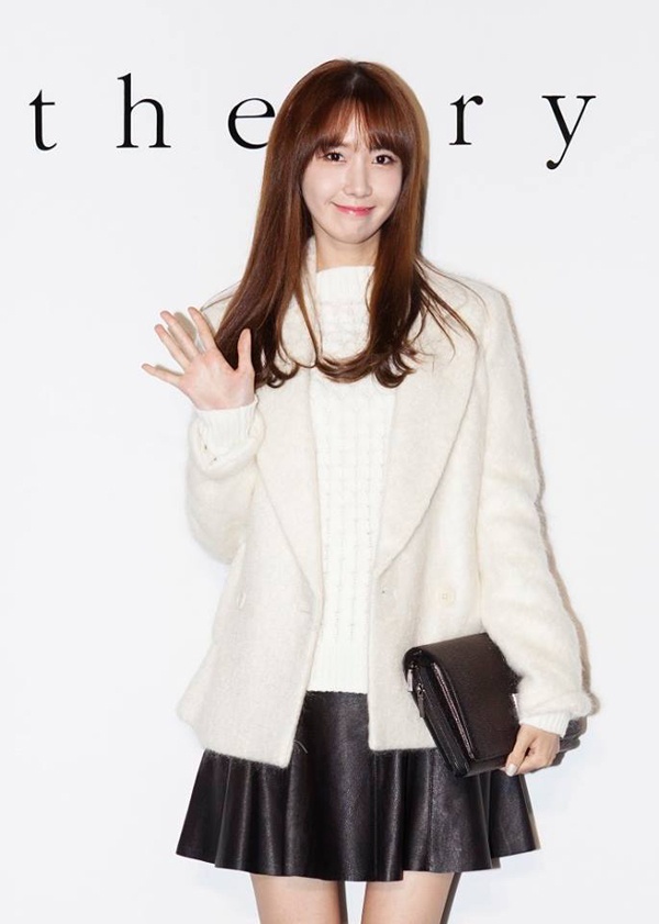 Còn bóng hồng của chàng rể Lee Seung Gi tỏa sáng với gam màu trắng - đen chủ đạo. Váy xòe điệu đà tông xuyệt tông cùng chiếc clutch hiện đại.