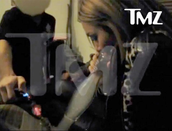 Miley Cyrus tròn 18 tuổi vào năm 2010 cũng là lúc cư dân mạng truyền tay nhau tấm hình cô nàng đang thản nhiên “hút cỏ”. Bước sang tuổi 19, nữ ca sĩ cũng không ngần ngại thừa nhận mình là kẻ “nghiện” trong tiệc sinh nhật.