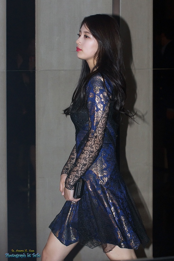 3. Seohyun  SNSD và những pha đụng hàng đáng nhớ  Có vẻ như “mối tình đầu quốc dân” Suzy thường xuyên có duyên đụng hàng với nhóm nhạc quốc dân. Cô khoe sự duyên dáng trong chiếc váy nhấn nhá ren và vải xuyên thấu.