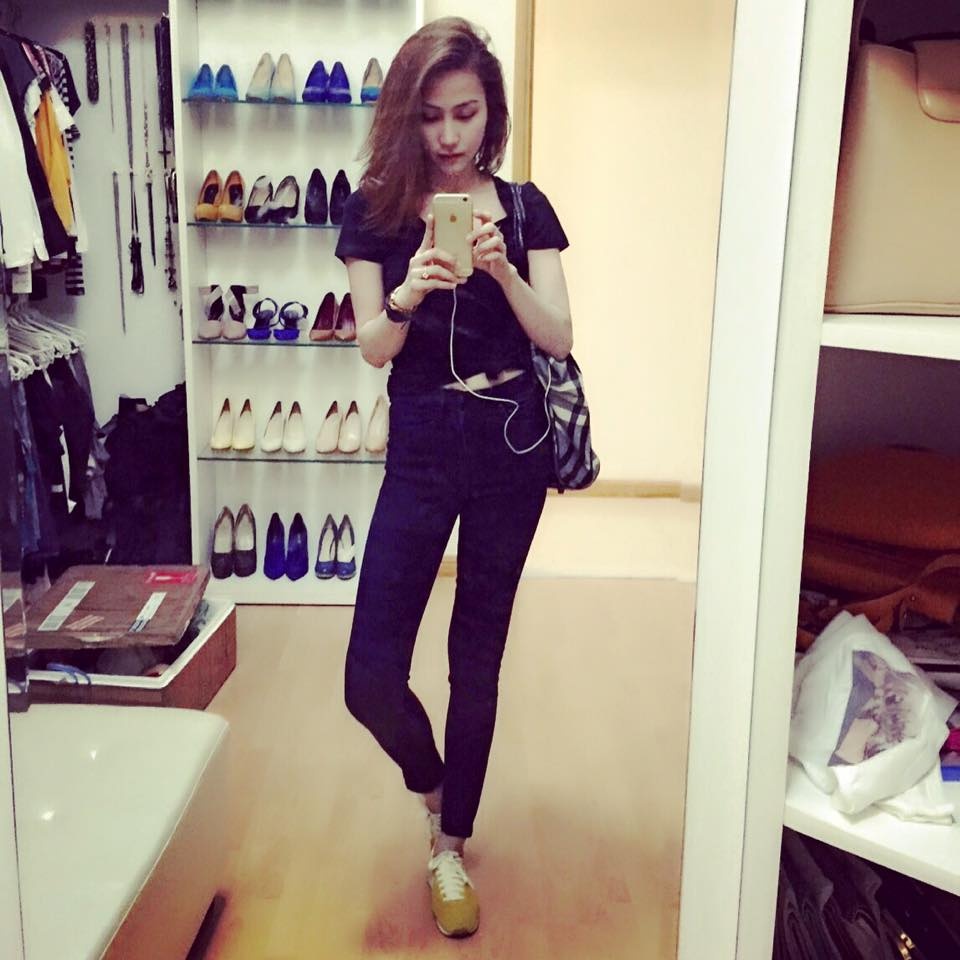 Những trang phục đơn giản như quần jean, quần skinny, áo thun hay áo sơ mi... mang đến cho mỹ nhân Việt phong cách khá trẻ trung, năng động và hiện đại. Khéo léo, linh hoạt trong cách phối đồ cũng như chọn phụ kiện giúp những trang phục đơn giản này trở nên cá tính và ấn tượng hơn.