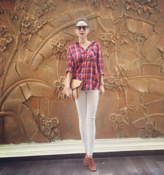 Quần skinny trắng là dáng quần sành điệu, phong cách được Minh Hằng  yêu thích. Tuy nhiên, bạn gái có đôi chân to thô thì không  nên diện màu quần kén người mặc này.