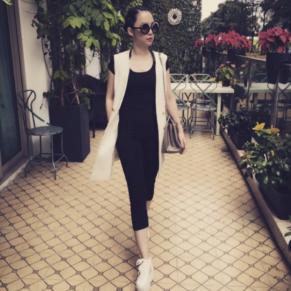 Áo sơ mi, áo thun là dáng áo dễ mix đồ, bạn có thể chọn để mix cùng quần jean,  quần baggy hay quần ngố đều đẹp. Bạn cũng có thể linh hoạt chọn phụ kiện  đi cùng với phong cách này như giày cao gót, giày thể thao,  giày slipper, boot hay sandal đều đẹp và thời trang.