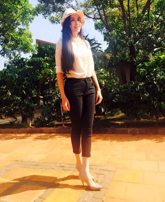 Quần skinny đen ôm gọn đôi chân là dáng quần đơn giản được mỹ nhân  Việt rất yêu thích khi xuống phố. Với vóc dáng thon gọn, bạn có thể diện  quần skinny đen với áo thun dáng ngắn hay áo sơ mi trắng như  Ngân Khánh, Diễm Hương đều đẹp.