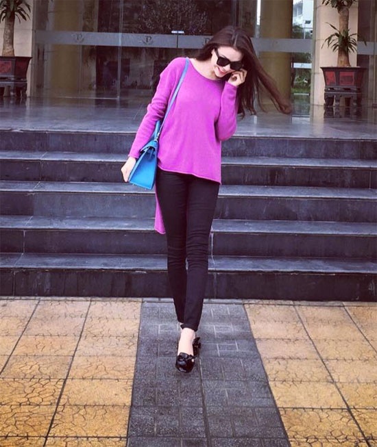 Một chiếc áo màu sắc phối hợp cùng quần skinny đen như Trà Ngọc Hằng  giúp bạn thêm trẻ trung và nổi bật khi xuống phố.