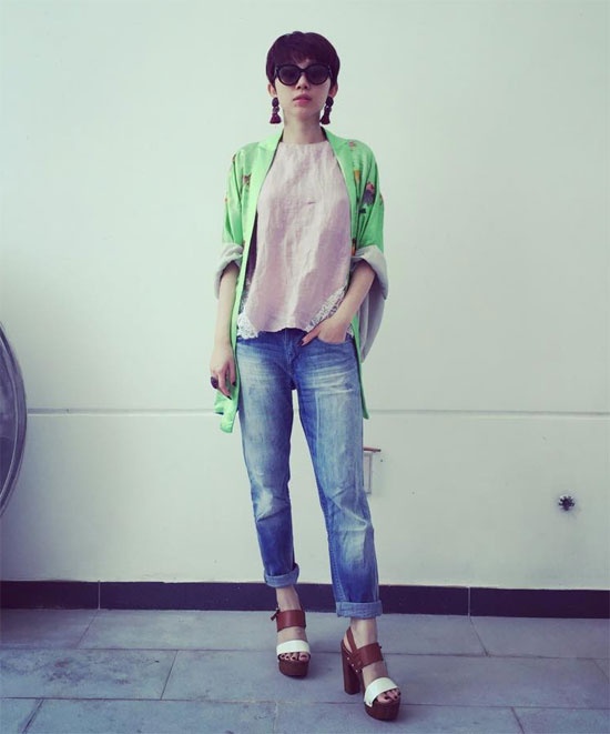 Quần jean là dáng quần không thể thiếu trong tủ đồ của các cô gái trong Vbiz. Tuy nhiên, tùy từng phong cách mà bạn chọn quần jean  đơn màu hay quần jean rách cho phù hợp.