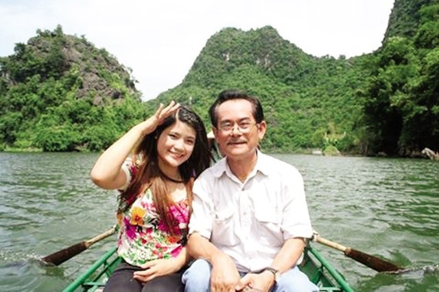 Cố NSƯT Anh Dũng và con gái út Phương Nhung. Ảnh gia đình cung cấp.