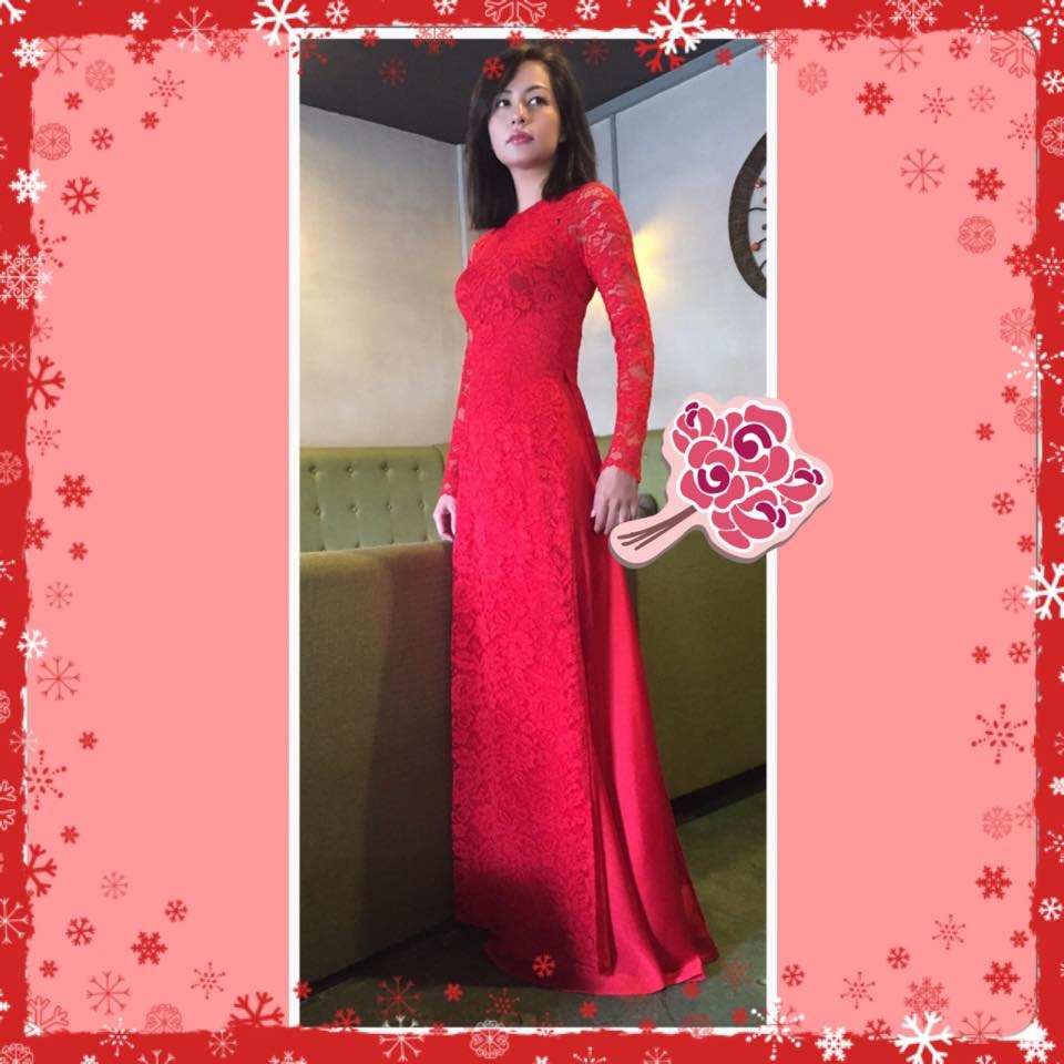 Hình ảnh Ngọc Thúy thử áo dài cho lễ ăn hỏi tại Mỹ được cô đăng tải trên trang cá nhân. 