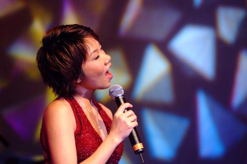 Mot minh - Tran Thu Ha hinh anh