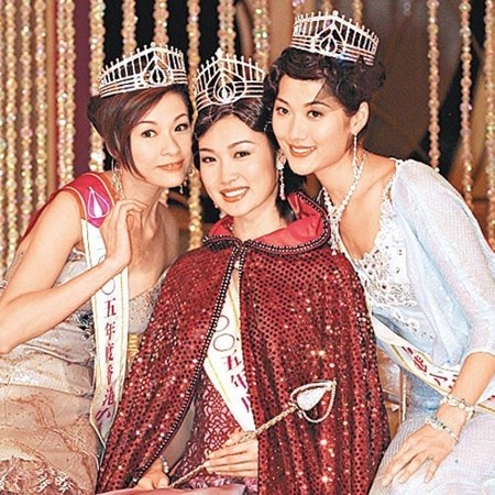 Diệp Thúy Thúy (giữa) đăng quang Hoa hậu Hồng Kông 2005.
