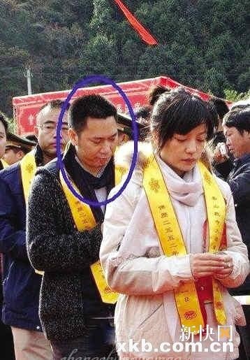 Triệu Vy và Huỳnh Hữu Long lễ Phật cầu con.