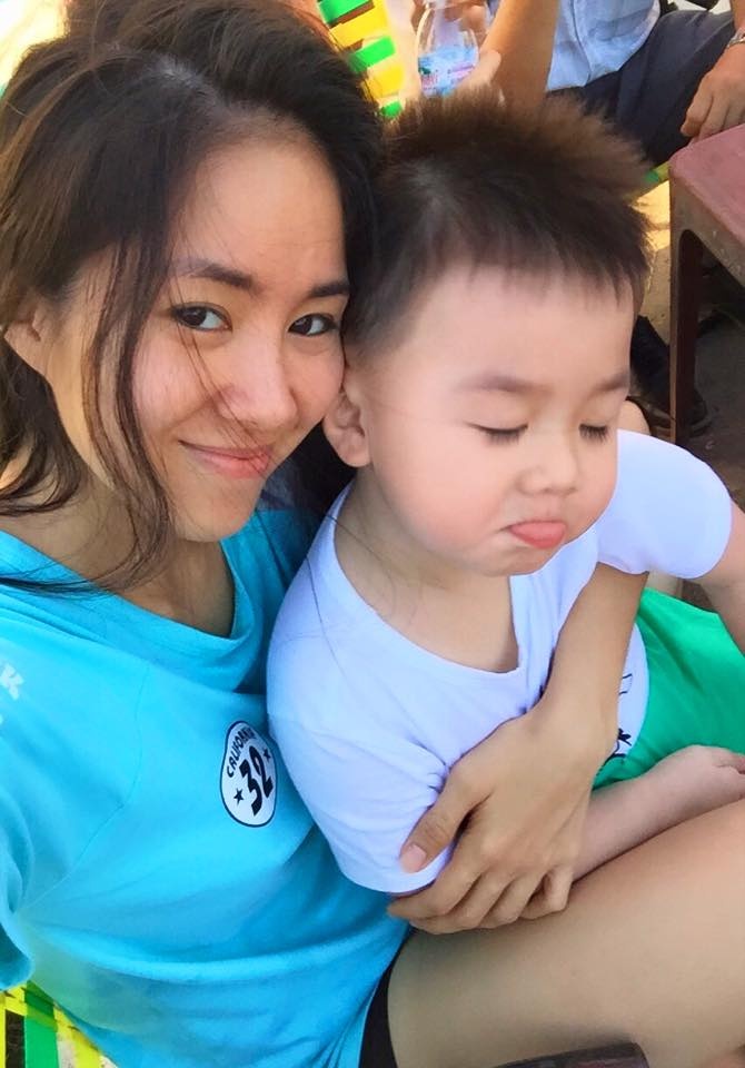 Cà Pháo là cậu bé thông minh, lém lỉnh và rất tình cảm với mẹ.