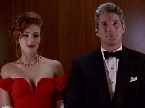 Sợi dây chuyền Vivian Ward đeo được mượn để thực hiện bộ phim và nó có giá lên đến 250.000 đô-la Mỹ. Và nơi cho mượn sợi dây chuyền này cử hẳn một vệ sĩ túc trực trong phim trường khi quay phim