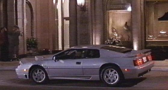 7. Nhiều hãng xe sang từ chối hợp tác với Pretty Woman vì không muốn gắn thương hiệu với gái mại dâm. Và khi hãng Lotus tham gia với chiếc xe Edward Lewis chạy, họ đã có doanh thu tăng 3 lần sau khi phim ra mắt.