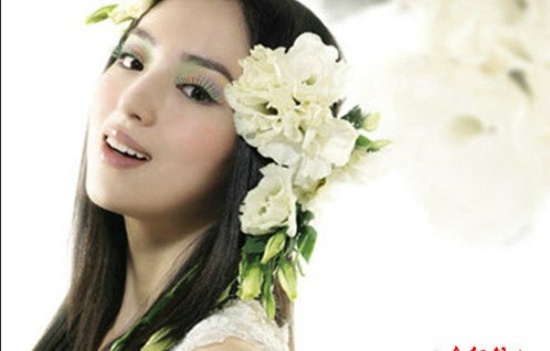 Đổng Tuyền như nàng công chúa e ấp.