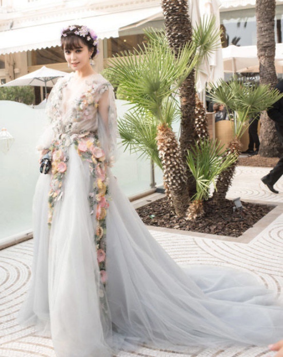 Vẻ đẹp như nàng tiên của Phạm Băng Băng tại Cannes. Hình ảnh về cô phủ kín mọi trang truyền thông Trung Quốc.