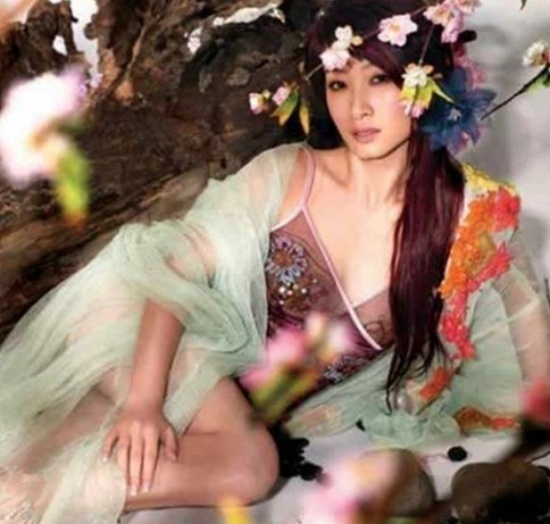 Tần Hải Lộ khoe vẻ gợi cảm. 