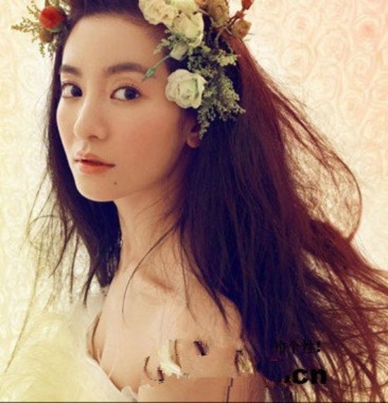 Lý Thạnh thuần khiết với hoa hồng trên tóc.