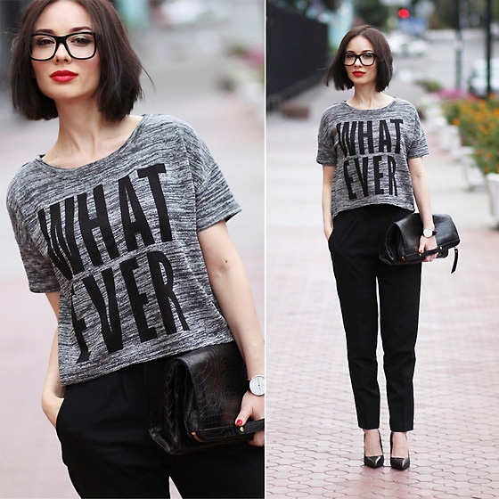 Đôi khi chỉ cần đơn giản với áo phông slogan và quần tây đen, bạn cũng khẳng định được đẳng cấp thời trang tối giản. Style này thích hợp với nàng công sở  những ngày đi làm, hội họp.