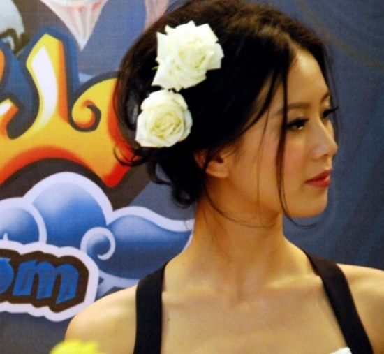 Lưu Thi Thi dịu dàng không kém phần chói lòa với hoa hồng trên tóc.