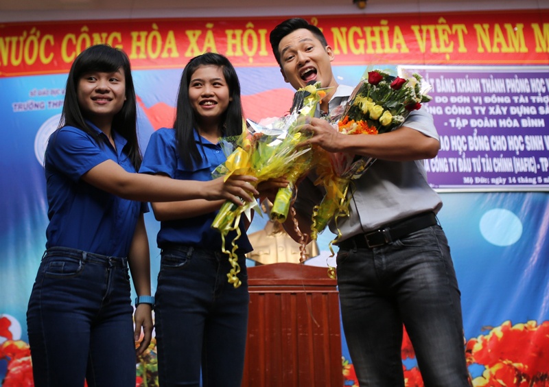 Được biết sáng cùng ngày anh đã có buổi giao lưu và trao tặng học bổng tại trường Trung học phổ thông số 2 Mộ Đức tỉnh Quảng Ngãi và cắt băng khánh thành phòng vi tính tại ngôi trường này. 