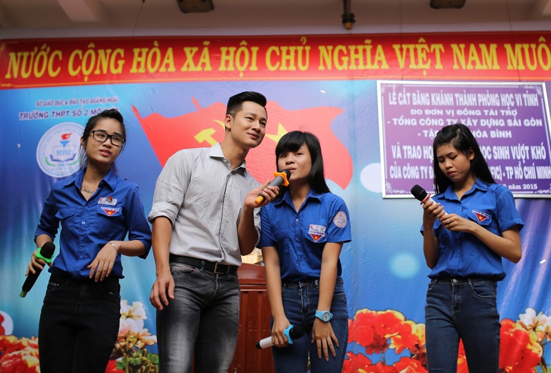 Đây cũng là một hoạt động mang ý nghĩa mà Đức Tuấn muốn dành tặng cho huyện đảo Lý Sơn cũng như các em học sinh được nhận học bổng lần này trong chuyến biểu diễn tại nơi đây.