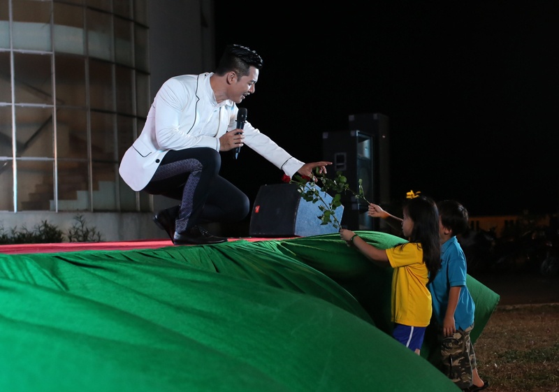 Đức Tuấn đã dành tình cảm đặc biệt cho người dân Quảng Ngãi bằng việc tập luyện gấp rút và trình bày thành công ca khúc 