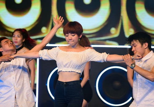 Toc Tien muot mai mo hoi nhay vu dieu cong chieng hinh anh