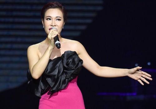 Uyen Linh khong lep ve khi dung cung Khanh Ly va cac diva hinh anh