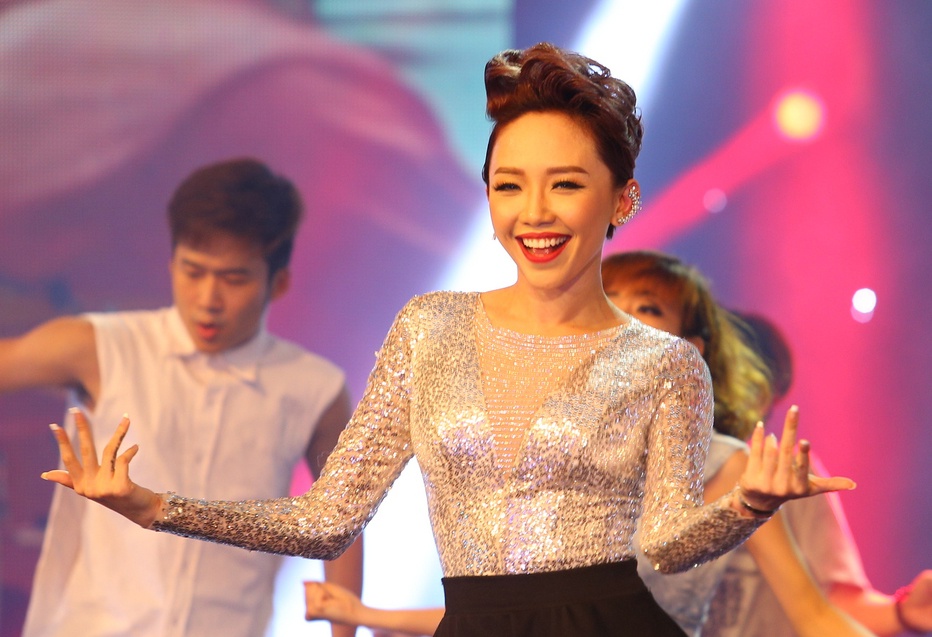 Toc Tien khuay dong khan gia bang vu dieu cong chieng hinh anh