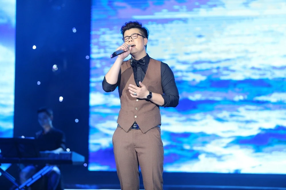 “Bài ca tình yêu” là ca khúc đã quá nổi tiếng của nhạc sĩ Thành Vương trong lòng khán giả trẻ, và Đinh Mạnh Ninh là một trong những ca sĩ trình diễn thành công nhất cho đến thời điểm hiện tại. Anh không còn phải quá tập trung vào kĩ thuật, cách hát mà có thể phiêu du, “chơi” với ca từ, giai điệu đẹp của ca khúc này. Đinh Mạnh Ninh là một ca sĩ còn trẻ, nhưng bản lĩnh, cũng như nhạy cảm về âm nhạc, biểu diễn trên sân khấu của anh có thể chinh phục được đối tượng khán giả đa dạng. Nhà thơ Vi Thuỳ Linh bị Đinh Mạnh Ninh chinh phục bởi sự phóng khoáng, nam tính của chàng trai trẻ này. 