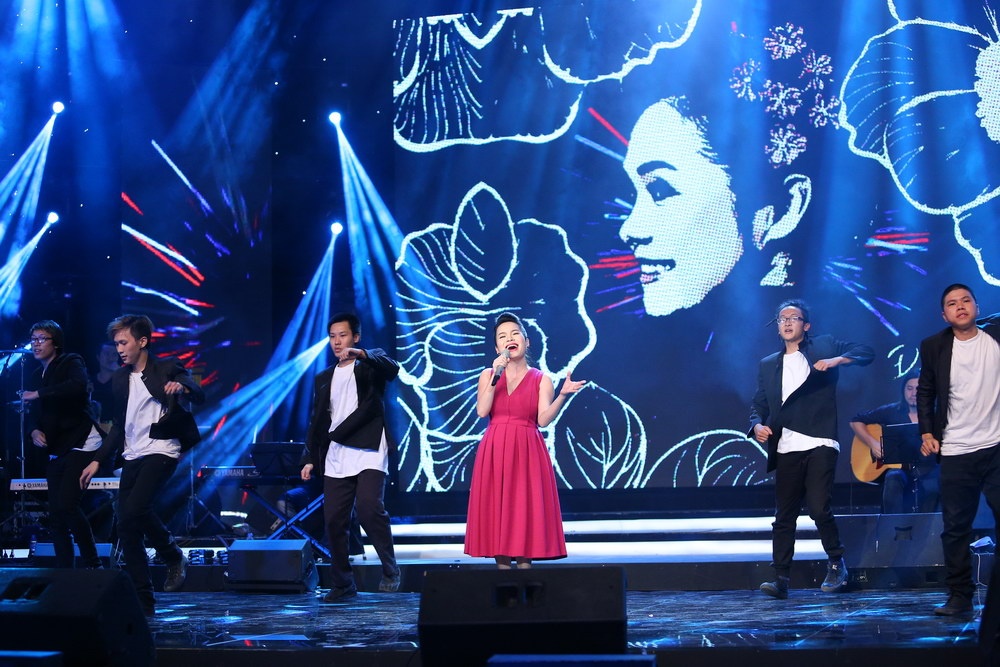 Đoàn Thuý Trang trở lại với “Cầm tay anh” là ca khúc của cô được bảo lưu từ tháng trước. Thuý Trang vẫn giữ sự tự nhiên, vô tư, nữ tính của cô trong cách hát và biểu diễn. Giọng hát của Thuý Trang là lợi thế, nhưng màu sắc âm nhạc mà Đoàn Thuý Trang lựa chọn cho đến thời điểm này cũng cho thấy cô là ca sĩ kiên định, chắc chắn và chỉn chu.