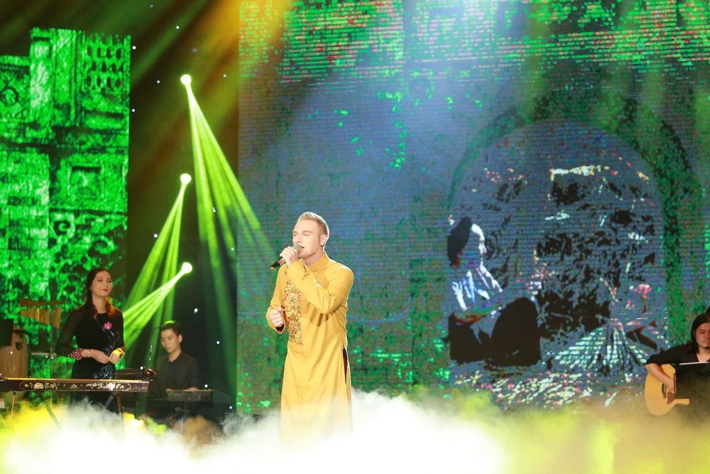 Chàng Tây hát ca khúc Việt Kyo York từ lạ lẫm, nay đã trở thành hết sức quen thuộc đối với đa số khán giả. Kyo York biểu diễn ca khúc “Quê hương” trên sân khấu BHYT không khác gì một ca sĩ người Việt chuyên nghiệp. Dường như trái tim yêu thương đất Việt đã làm Kyo York có thể luyến láy ở cả những câu hát khó, làm khán giả liên tục vỗ tay cổ vũ cho phần trình diễn của anh trên sân khấu. Đối với Kyo York, hiện tại anh coi Việt Nam như quê hương thứ 2 của mình, và dùng âm nhạc để truyền tải thay cảm xúc của anh cho mảnh đất hình chữ S thân thương. Cả 3 vị khách mời bình luận đều đặc biệt yêu thích giọng hát mộc mạc, tự nhiên của Kyo York. 