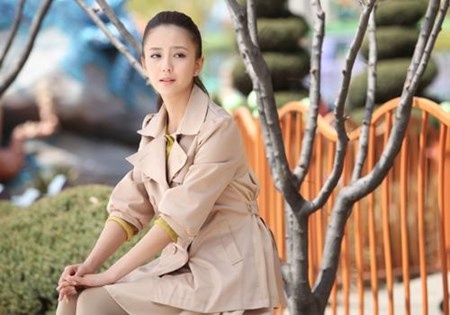 Hình ảnh một quý cô công sở thanh lịch, dịu dàng được Đồng Lệ Á thể hiện rất thành công trong bộ phim chuyển thể “Lưu luyến không quên”.