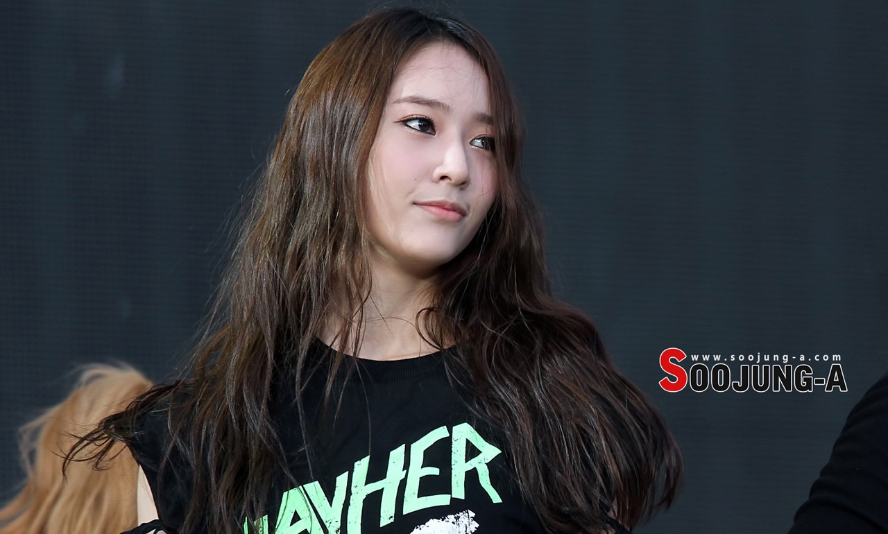 Krystal có thân hình chuẩn, gương mặt lạnh lùng và cô còn đảm nhận vai trò hát chính trong f(x).