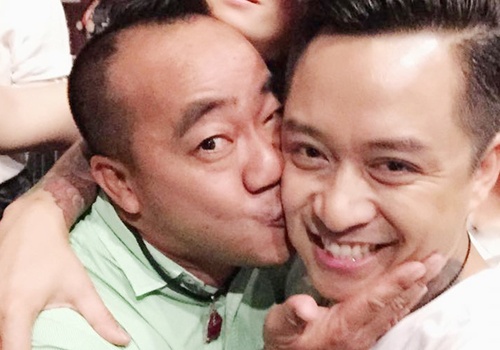 Tuan Hung duoc Hieu Hien om hon than thiet tai My hinh anh
