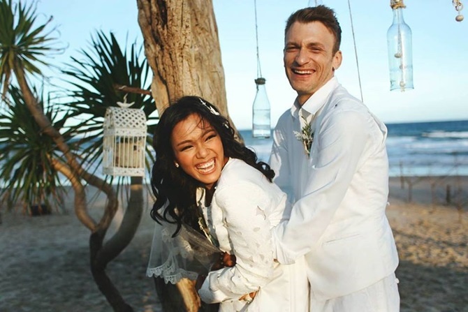 Phuong Vy giu khoang cach voi ban be vi chong ghen hinh anh