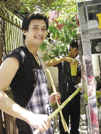 Người mẫu Hà Việt Dũng gây xôn xao khi đi bán nước mía.