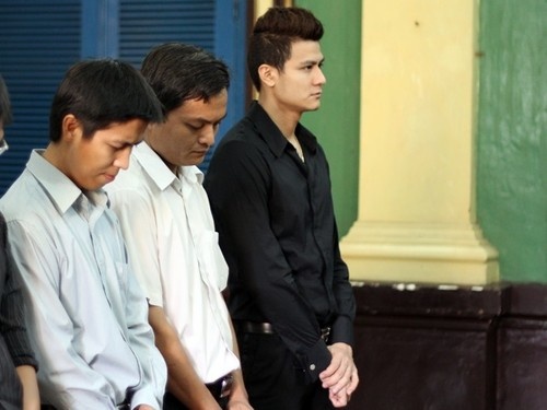 Siêu mẫu Vĩnh Thụy hầu tòa vì liên quan đến đường dây buôn lậu hàng điện tử.