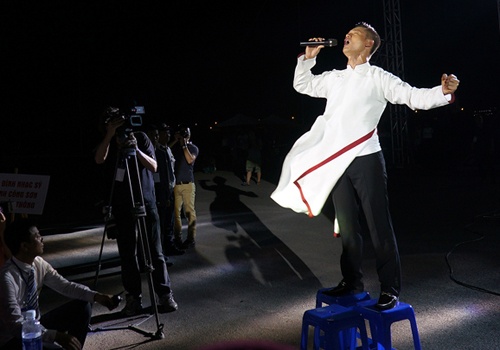 Duc Tuan dung len ghe hat nhac Trinh hinh anh