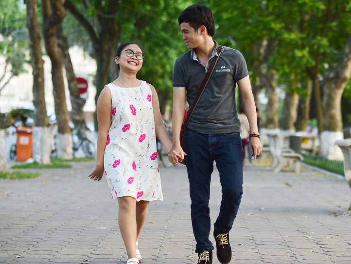 Thien Nhan cung anh trai chay show duoi troi nong 40 do hinh anh