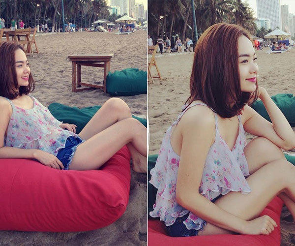 Dù diện phong cách đơn giản với áo hai dây kết hợp quần short, nhưng Minh Hằng  trông vô cùng trẻ trung và rạng rỡ. Gương mặt cô bừng sáng bởi vẻ đẹp tự nhiên, thuần khiết.