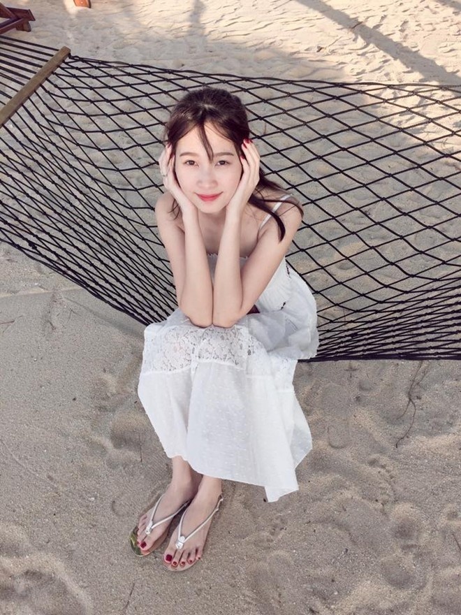 Hoa hậu Đặng Thu Thảo cũng chọn trang phục váy maxi nữ tính khi đi biển. Thiết kế  hai dây cùng với  gam trắng làm tôn lên nét duyên dáng, mong manh đặc  trưng ở người đẹp gốc Bạc Liêu.