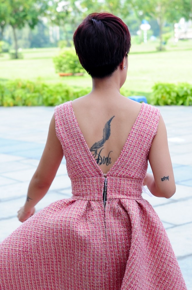 Uyên Linh quyết định xăm hình hoa mai ở cánh tay nhằm che đi vết sẹo sau tai nạn. Cô quan điểm, một nơi bị sẹo xấu xí vẫn có thể nở hoa, giống như cuộc sống dù gian khó vẫn không khiến cô lùi bước. Bên cạnh đó, Uyên Linh còn sở hữu hình xăm hình lông chim ở lưng, tượng trưng cho sự nhẹ nhàng, thanh thoát trong nghệ thuật hay hình xăm chữ “bình yên” bằng tiếng Do Thái ở tay. 