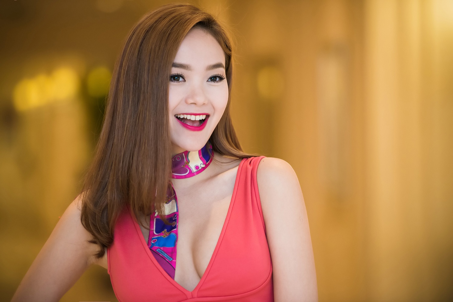 Minh Hang goi cam voi vay khoet sau hinh anh