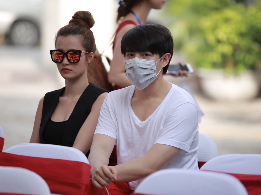 Ong Cao Thang bit kin mat khi ho tong Dong Nhi di dien hinh anh