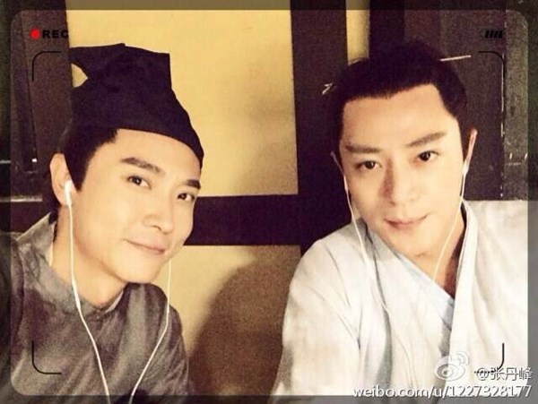 Sau những giờ quay phim căng thẳng, Hoắc Kiến Hoa nghe nhạc thư giãn.