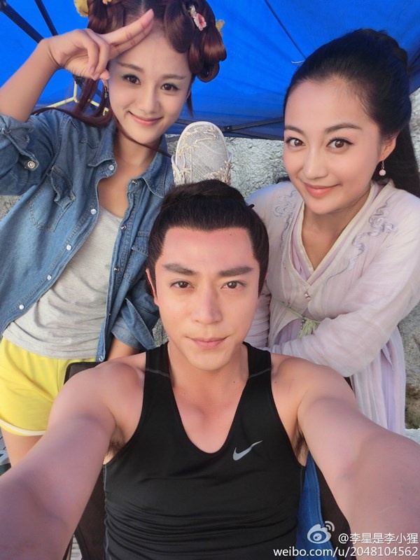 Hoắc Kiến Hoa thân thiết, hòa đồng bên các bạn diễn.