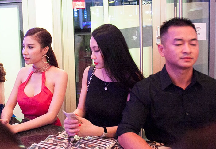 Hương Baby - bà xã Tuấn Hưng - cũng hỗ trợ chồng trong chuyến lưu diễn lần này. 